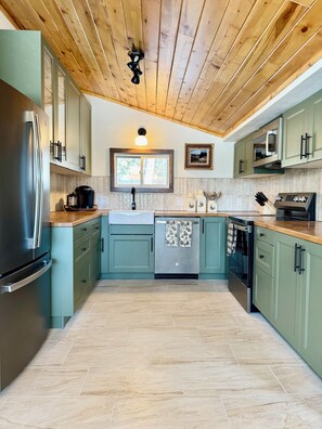 Kylskåp, mikrovågsugn, ugn och spishäll