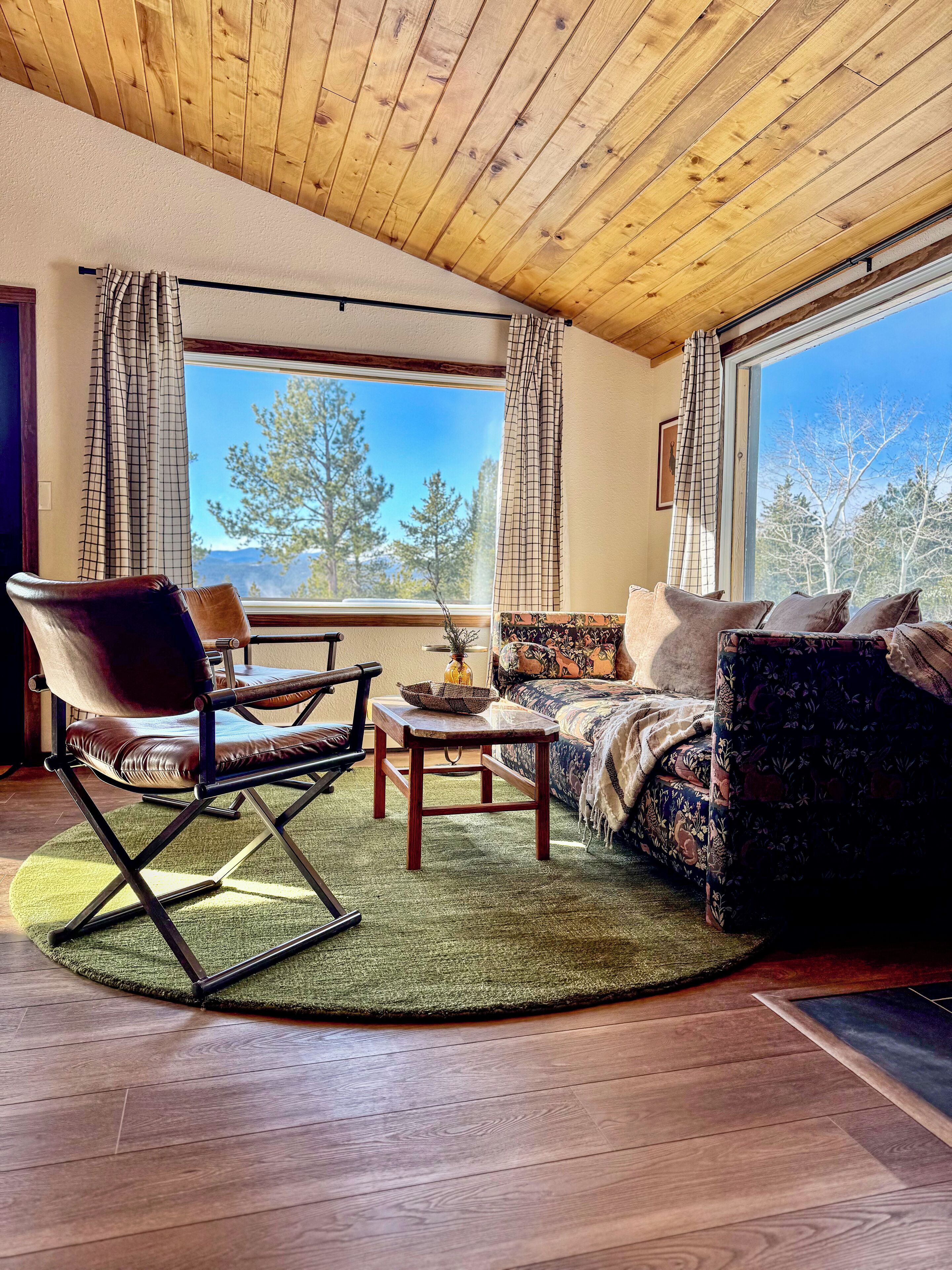 TV connectée, livres, chaîne hi-fi