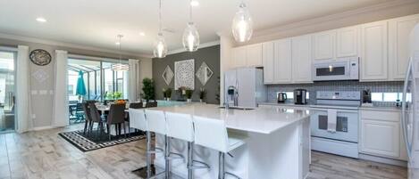 Kjøleskap, mikrobølgeovn, ovn og kokeplater