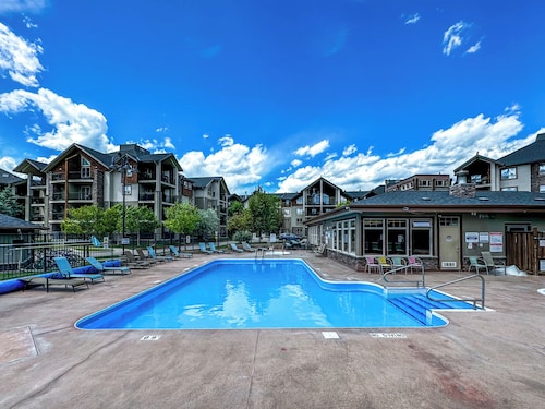 Pet-Friendly Condo on Lake Windermere Pointe