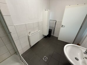 Shower, towels, toilet paper - Apartment for up to 6 people | Kitchen & bathroom | Pension Kalifornia (NH) (Osterholz-Scharmbeck)