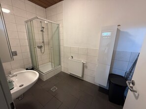 Shower, towels, toilet paper - Apartment for up to 6 people | Kitchen & bathroom | Pension Kalifornia (NH) (Osterholz-Scharmbeck)