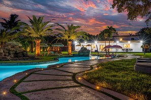 Fachada de la propiedad por la tarde o noche