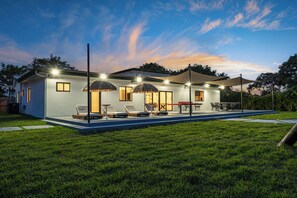 Outdoor dining - One and Only Lazy River Pool Villa (North Miami)