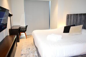 Tabla de planchar con plancha, wifi y ropa de cama 