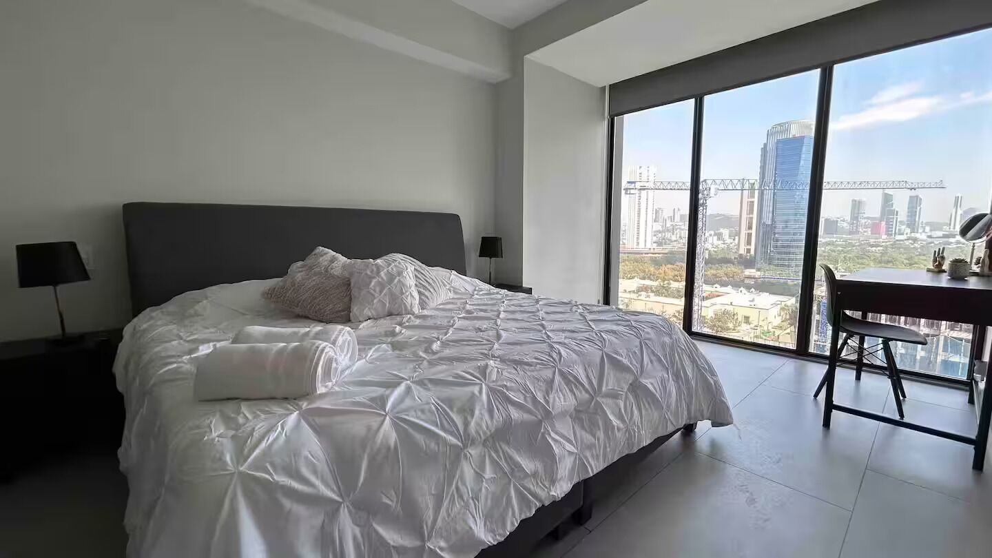 Tabla de planchar con plancha, wifi y ropa de cama 