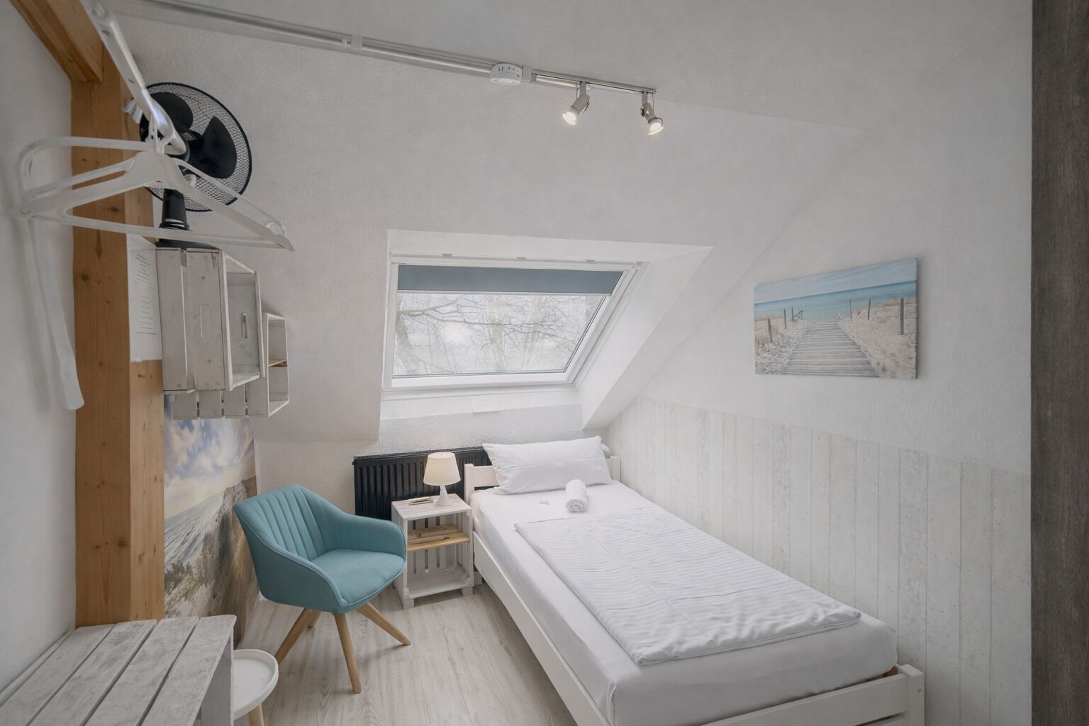 مكتب ومساحة عمل للكمبيوتر المحمول وواي فاي مجانًا