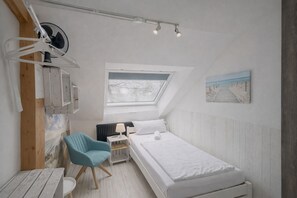 Eenvoudige eenpersoonskamer | Een bureau, een laptopwerkplek, gratis wifi