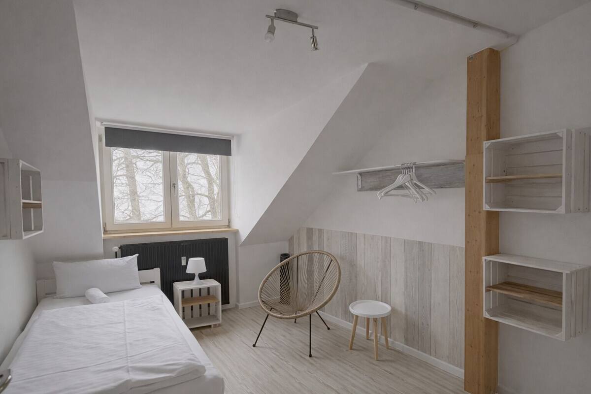 Basic Single Room | Desk, laptop workspace, soundproofing, free WiFi