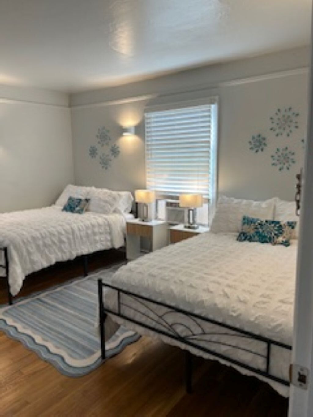 5 bedrooms, WiFi (free), bed sheets