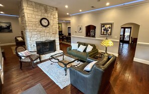 TV, fireplace - The Eagle Nest - a luxury estate near Highland Village with room for 20 guests (Lewisville)