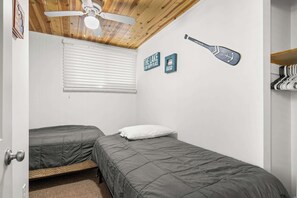 2 bedrooms, WiFi, bed sheets - Cottage near Clam Lake (Bellaire)
