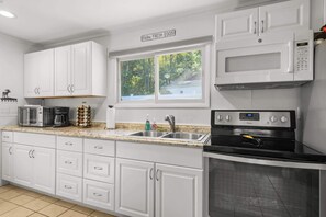 Fridge, microwave, oven, stovetop - Cottage near Clam Lake (Bellaire)
