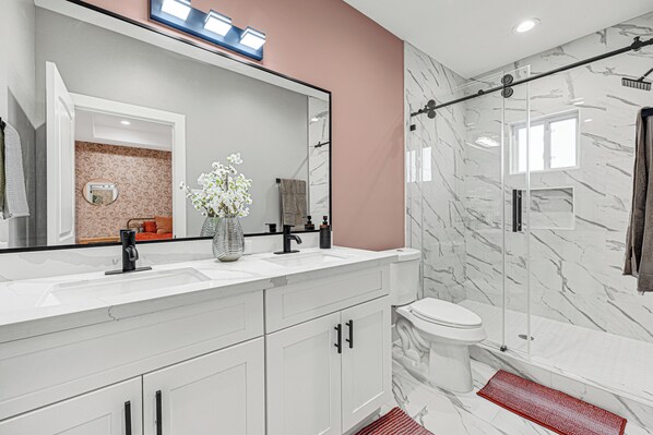 Shower, hair dryer, towels, soap - Lovely Home by Medical Center and Downtown! #A (Houston)