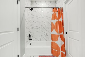 Shower, hair dryer, towels, soap - Lovely Home by Medical Center and Downtown! #A (Houston)