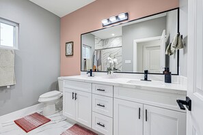 Shower, hair dryer, towels, soap - Lovely Home by Medical Center and Downtown! #A (Houston)