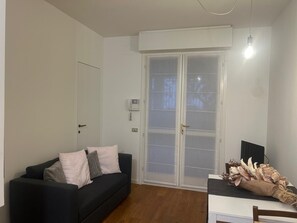 Living area - Two-room apartment 2 min from Bocconi University and 10 from the subway (Milano)