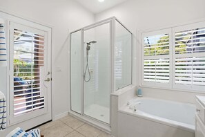 Shower, towels - Relax All Season: Pool, Spa & Golf Included (Bonita Springs)