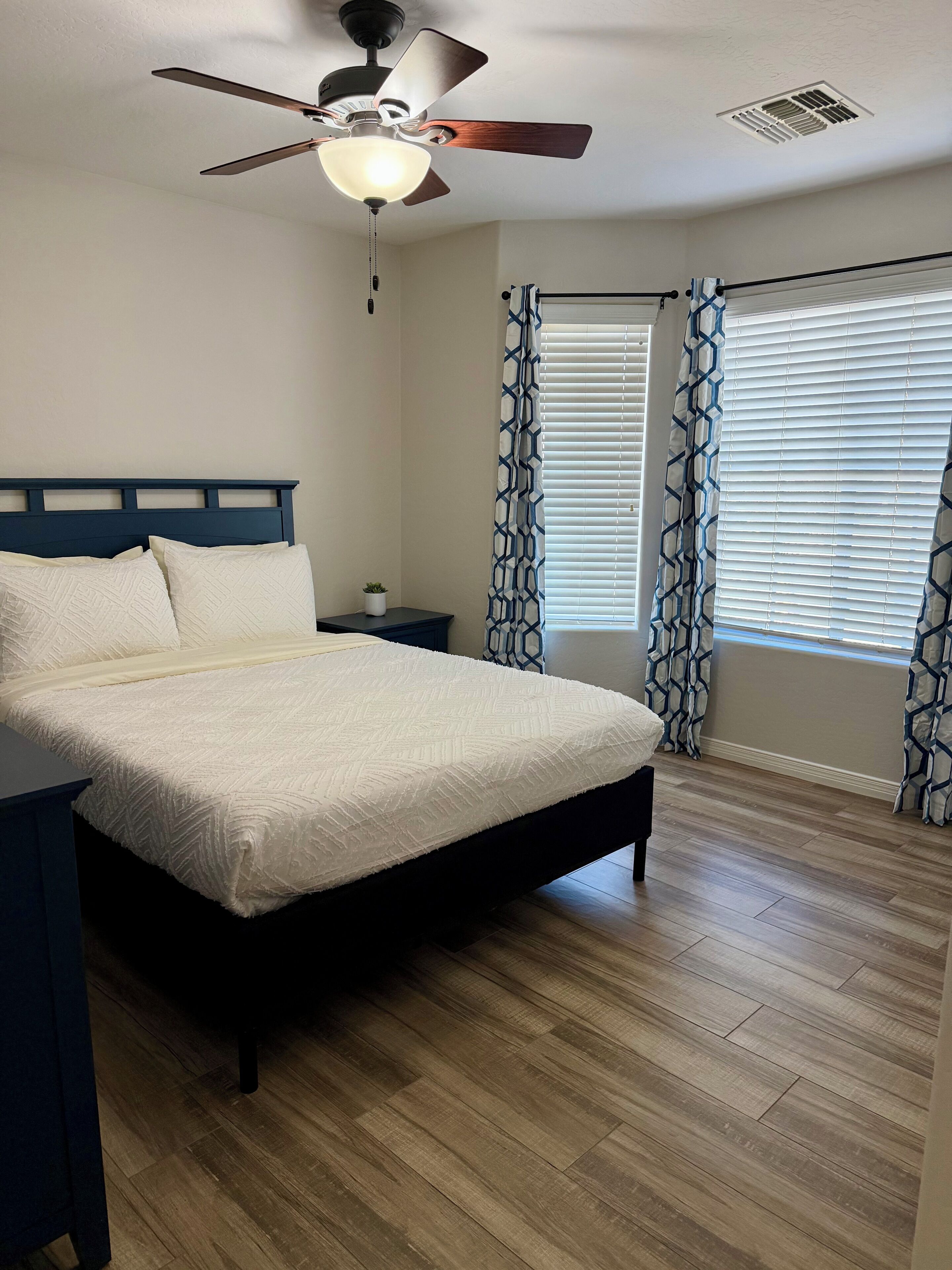 3 habitaciones, tabla de planchar con plancha, wifi y ropa de cama 