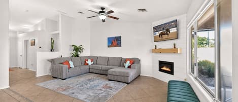Smart TV, chimenea, videojuegos y libros