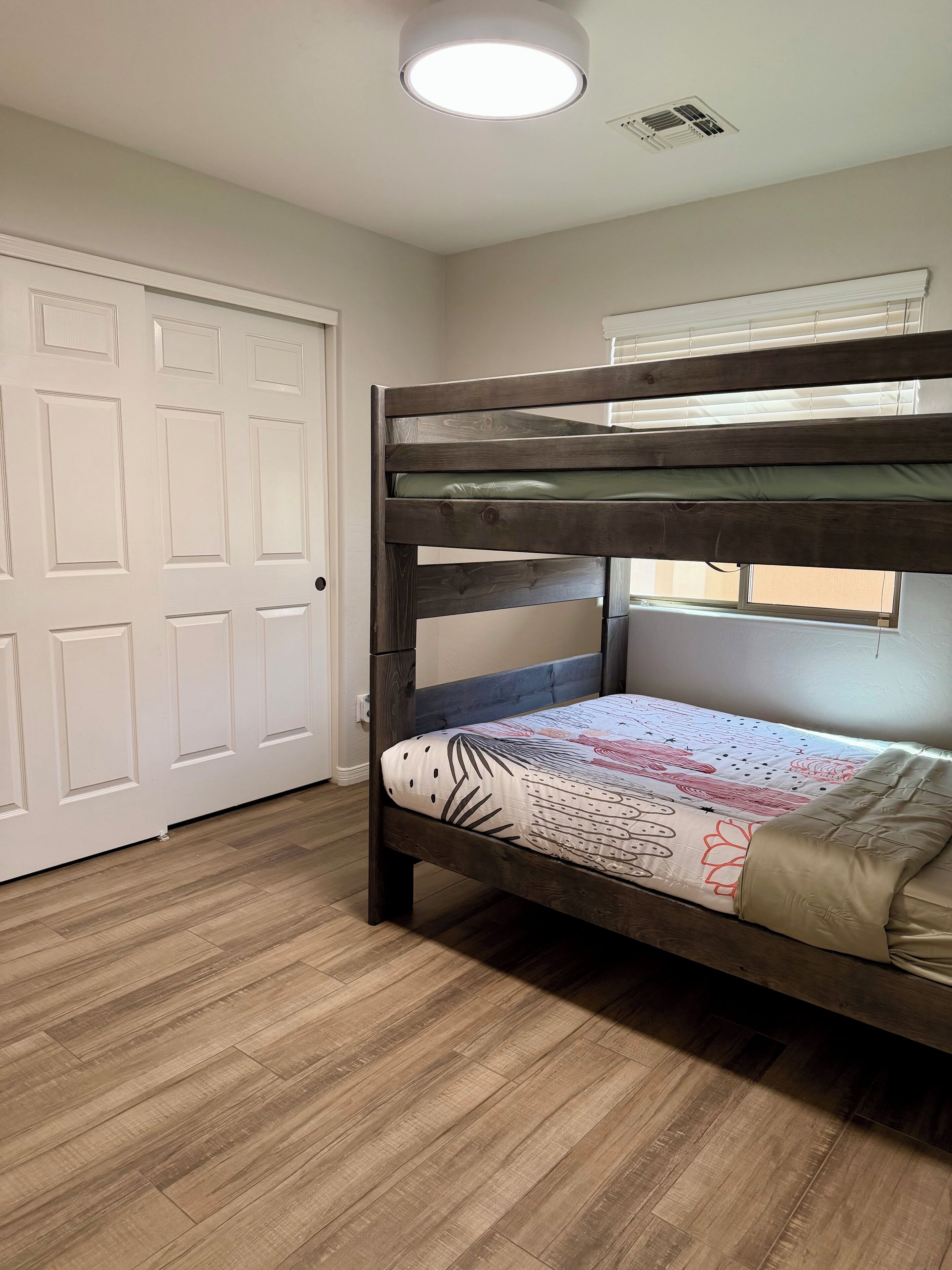 3 quartos, ferros/tábuas de passar roupa, Wi-Fi, roupa de cama