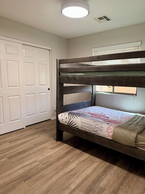 3 quartos, ferros/tábuas de passar roupa, Wi-Fi, roupa de cama