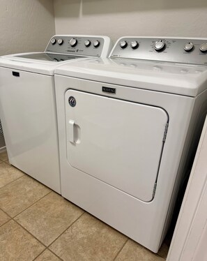 Interior -  3-bedroom house with pool, and golf course views in central Queen Creek (Queen Creek)