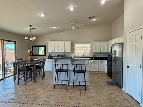 3-bedroom house with pool, and golf course views in central Queen Creek