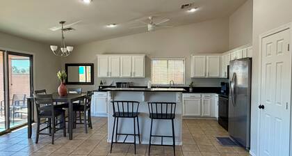 3-bedroom house with pool, and golf course views in central Queen Creek