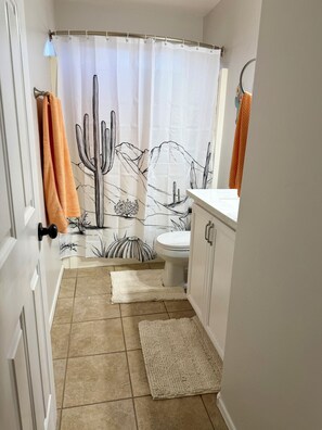 Secador de cabelo, toalhas de banho, sabonete, papel higiênico