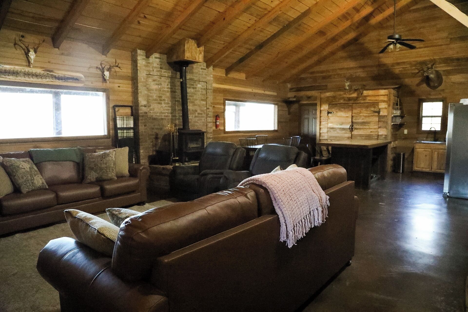 Una televisión, una chimenea