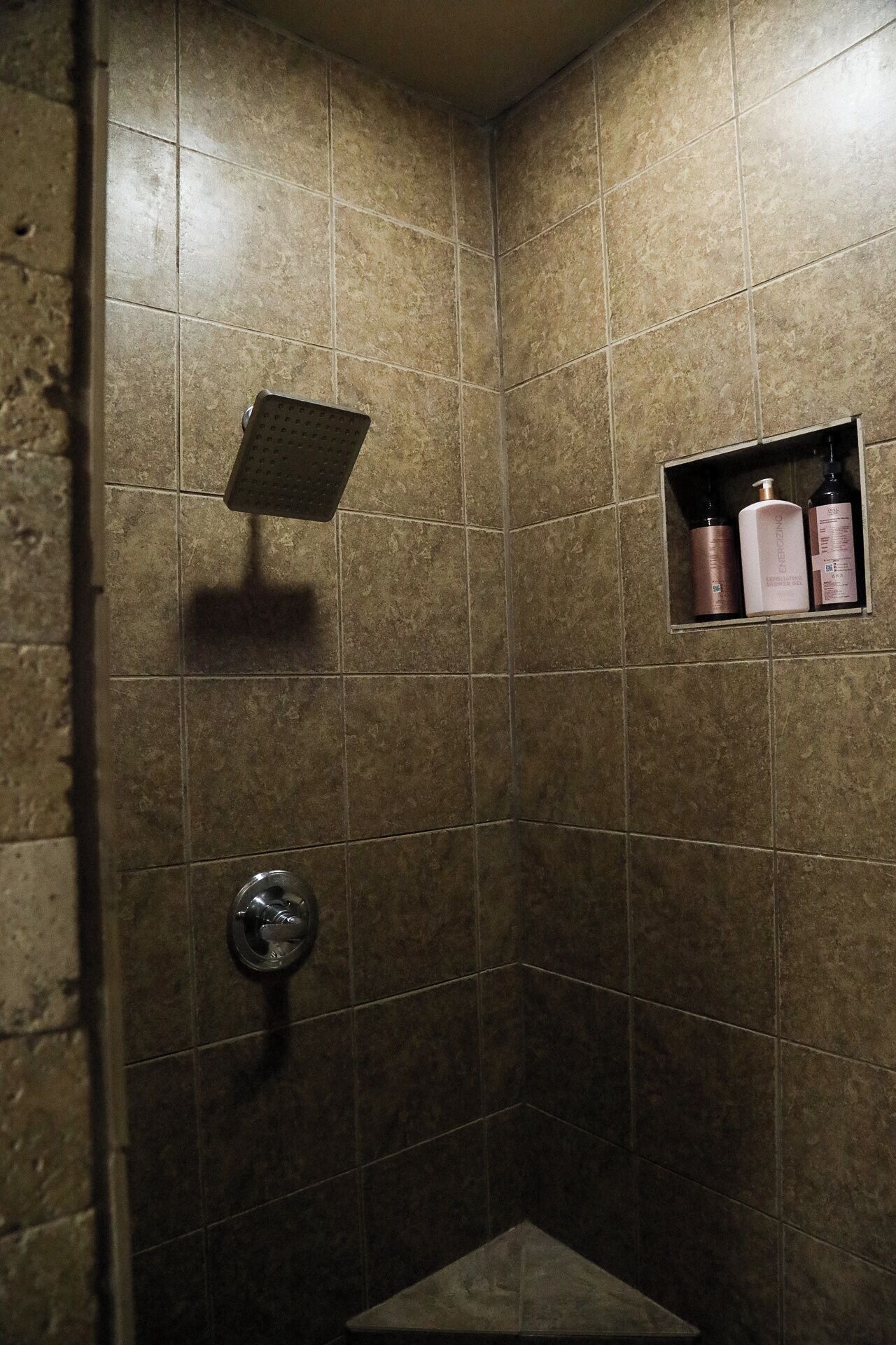 Douche, séchoir à cheveux, serviettes fournies, savon