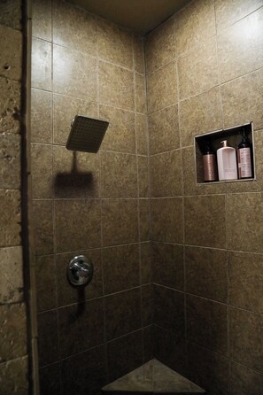 Een douche, een haardroger, handdoeken, zeep