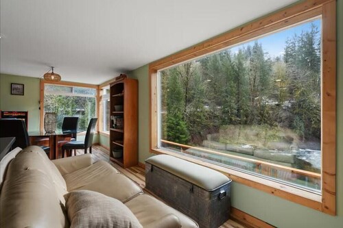 Peaceful 1-bedroom waterfront apartment in  Washougal perfect for relaxing.