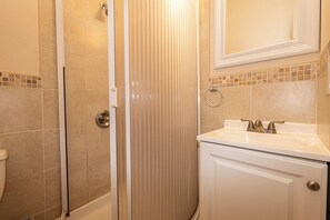 Dusche, Haartrockner, Handtücher, Seife