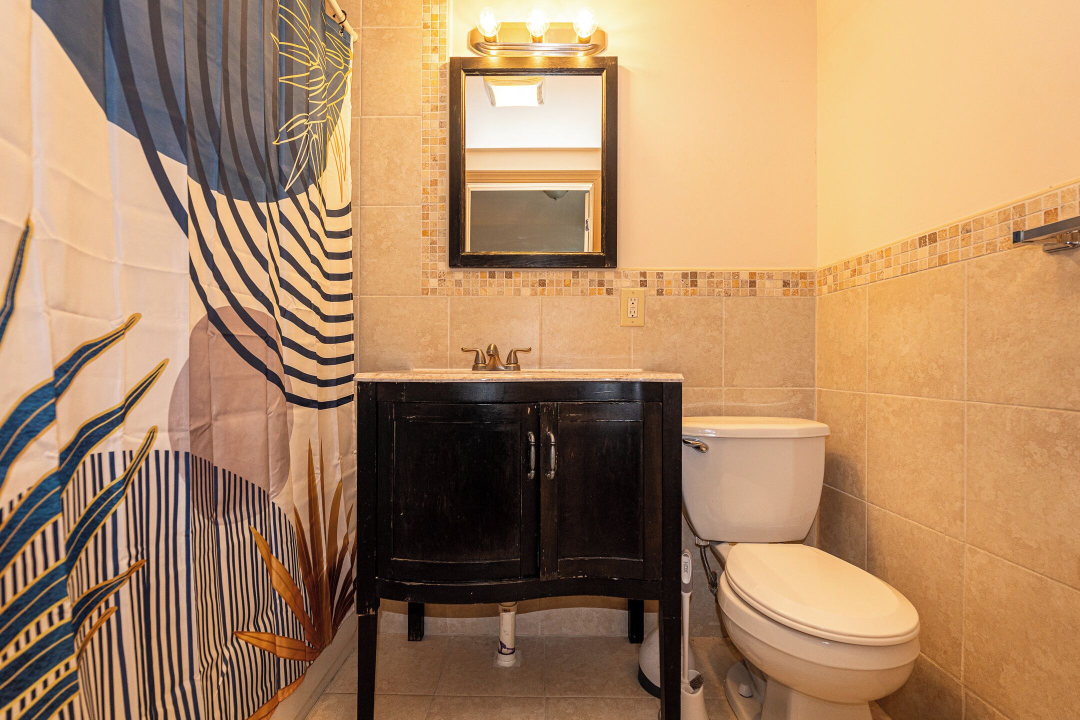 Douche, sèche-cheveux, serviettes fournies, savon