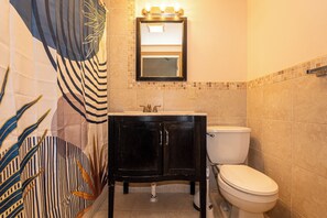 Een douche, een haardroger, handdoeken, zeep