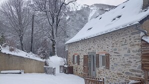Exterior - Large mountain house for 12, comfort, peace & nature (Urdos)