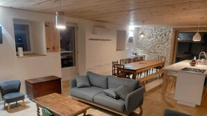 Fireplace - Large mountain house for 12, comfort, peace & nature (Urdos)