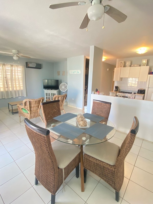 Dining - Seabreeze Family Beach Retreat/Private Hot Tub near Amazing Beaches (Arecibo)