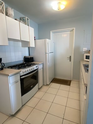 Microwave, oven, stovetop - Seabreeze Family Beach Retreat/Private Hot Tub near Amazing Beaches (Arecibo)