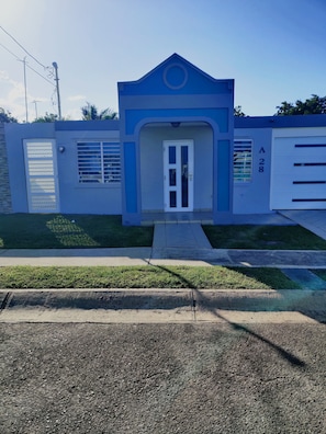 Exterior - Seabreeze Family Beach Retreat/Private Hot Tub near Amazing Beaches (Arecibo)