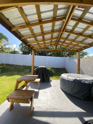 Outdoor dining - Seabreeze Family Beach Retreat/Private Hot Tub near Amazing Beaches (Arecibo)