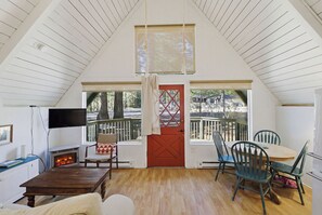 TV, fireplace, books - Jupiters Landing- Hoodsport (Hoodsport)