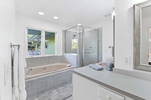 Shower, hair dryer, towels - Solita (Wrightsville Beach)