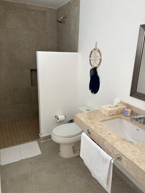 Shower, towels, soap, toilet paper - Shati House. A cozy space in front of the sea (Chicxulub)