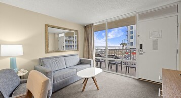 Habitación Deluxe, vistas al mar | Zona de estar | Televisor de 32 pulgadas con canales por cable