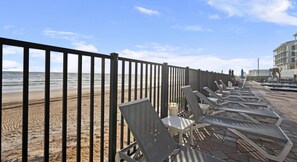 On the beach - Outrigger Beach Club Resort by Coolvacay (Ormond Beach)