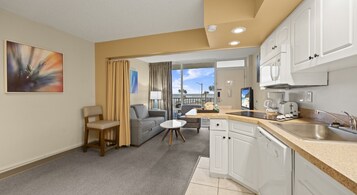 Suite estudio estándar, cocina básica, vistas al mar | Cocina privada | Frigorífico, microondas, lavavajillas y cafetera o tetera