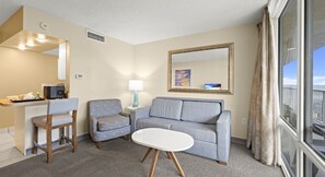 Deluxe Room, Ocean View | Ruang tamu | TV 32 inci dengan kabel 